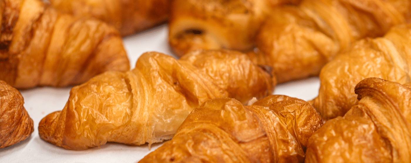 Frische, goldbraune Croissants auf Tisch
