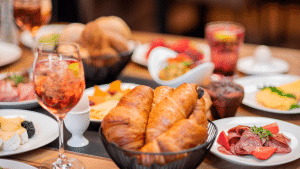 Gut gedeckter Frühstückstisch