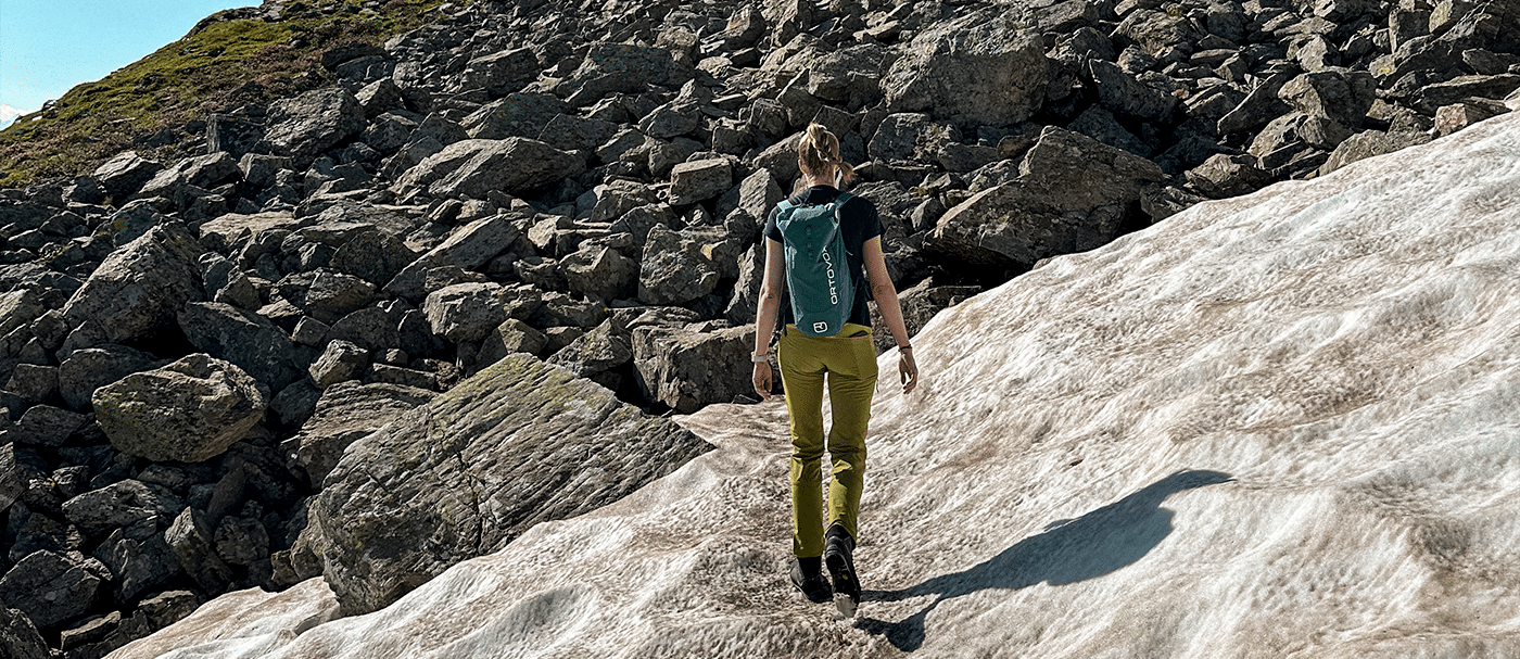 Wanderin auf dem Weg zur Madrisella