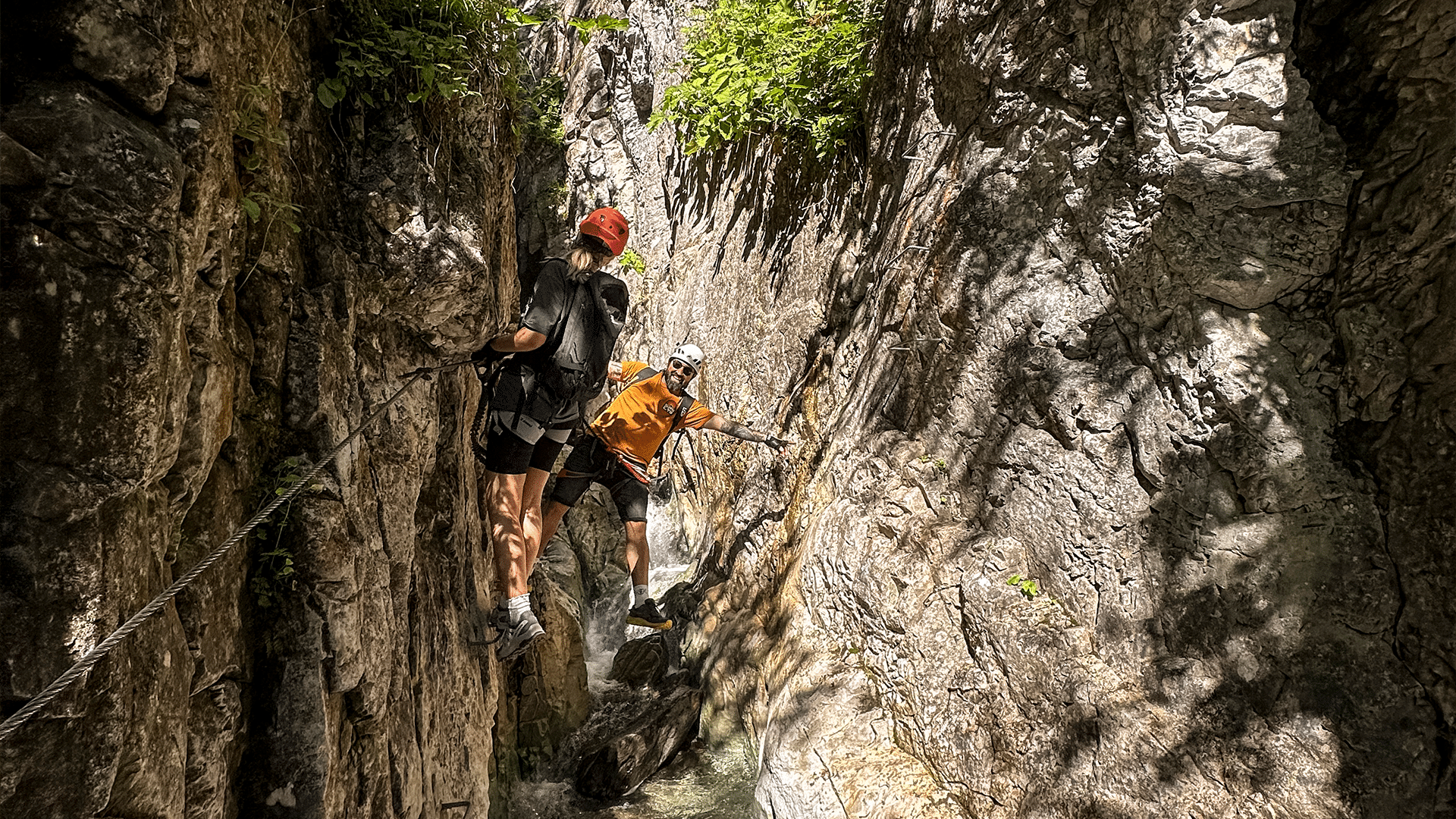 Klettern über einem Bach