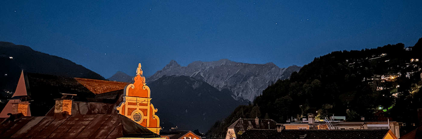 Nachtblick auf Berge und Dächer