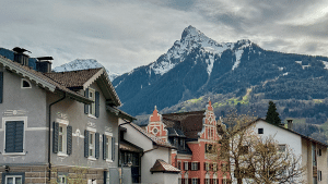 Berglandschaft mit historischen Gebäuden.