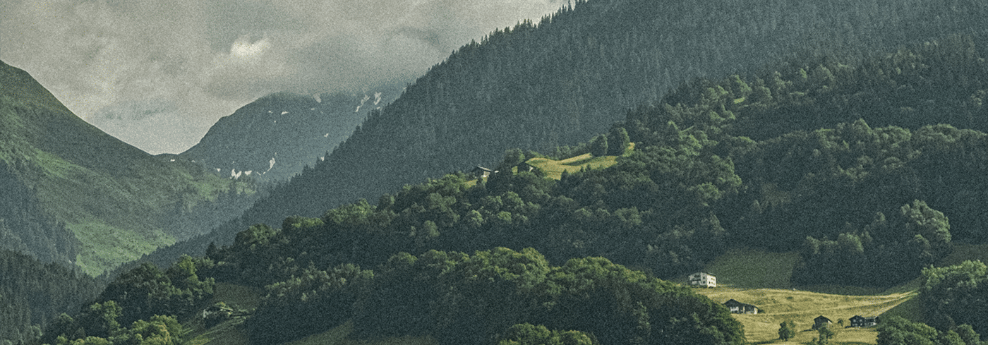 Berglandschaft mit grünen Hügeln