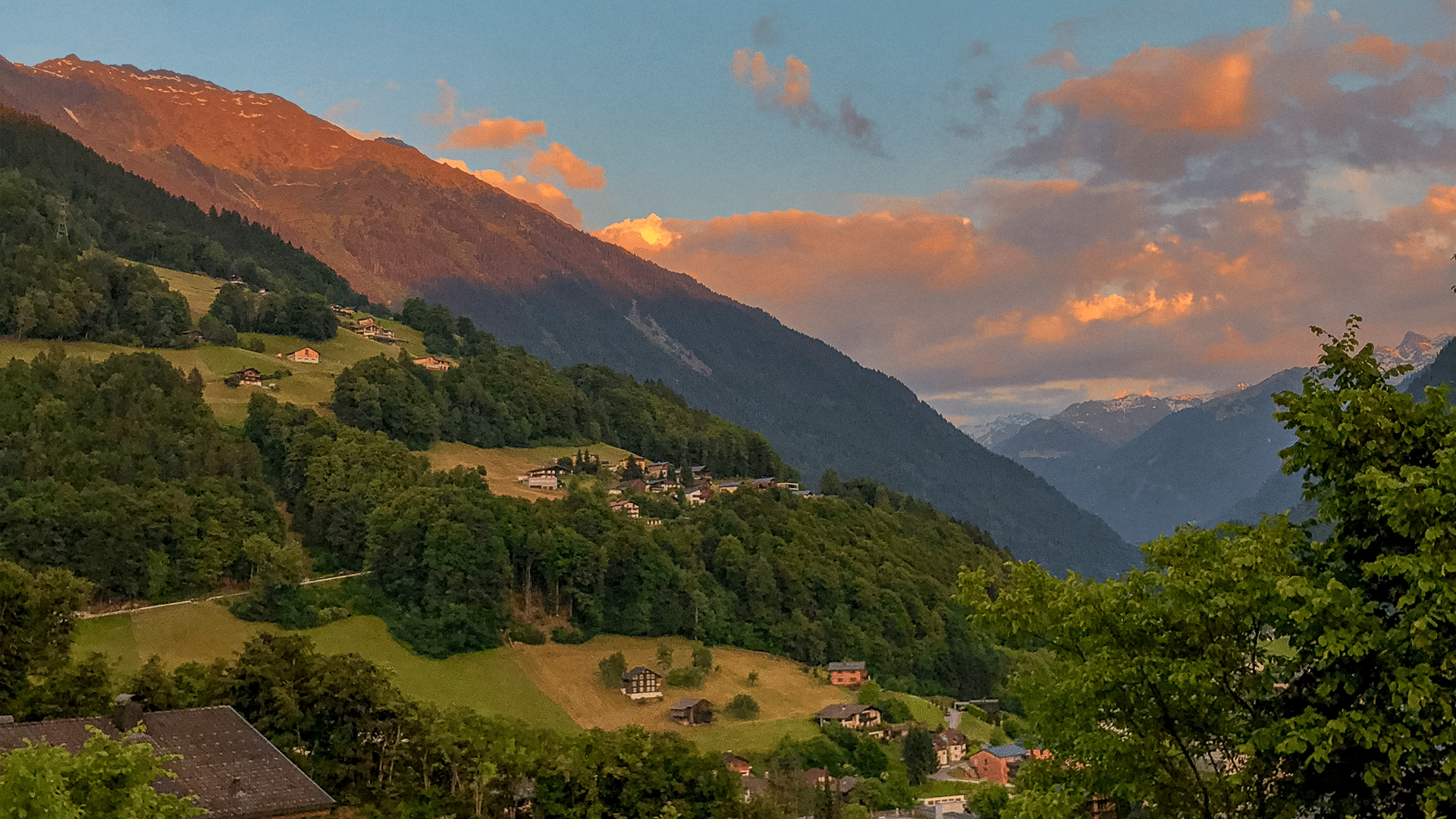 Berglandschaft bei Sonnenuntergang
