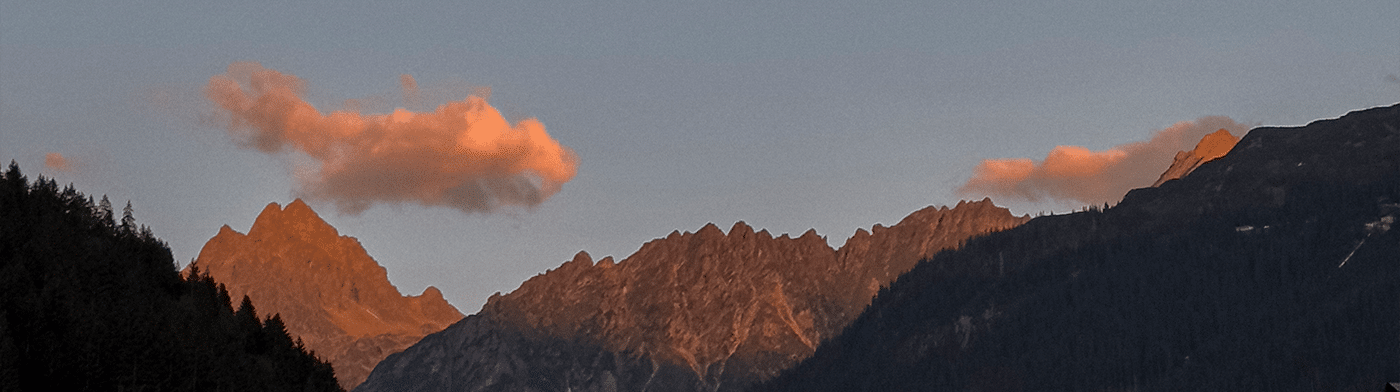 Berglandschaft bei Sonnenuntergang
